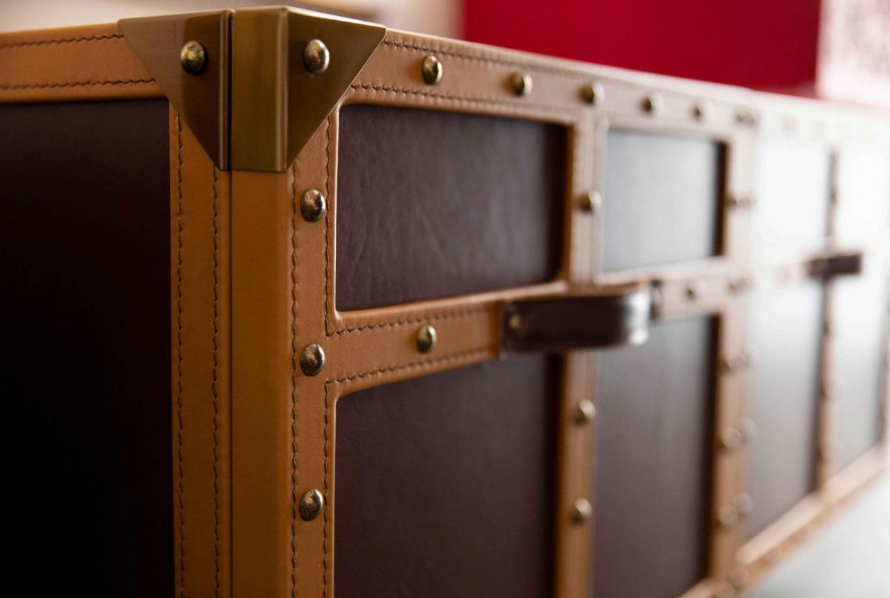 Hotel Indigo Dubai Downtown By Ihg Buitenkant foto A leather trunk