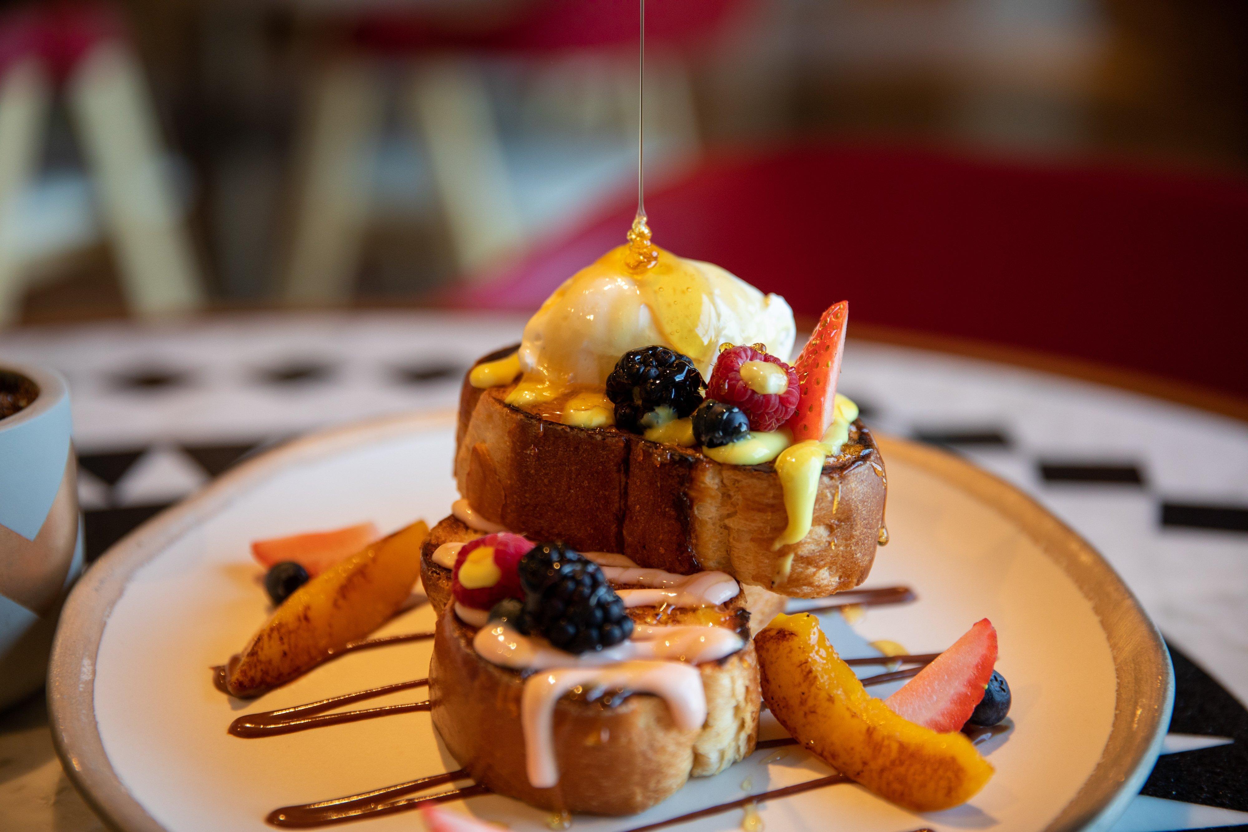 Hotel Indigo Dubai Downtown By Ihg Buitenkant foto French toast with fruit and ice cream