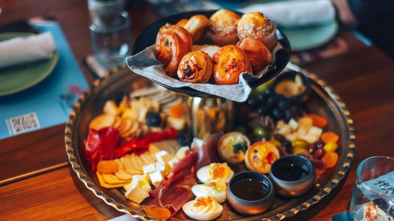 Hotel Indigo Dubai Downtown By Ihg Buitenkant foto A tapas platter