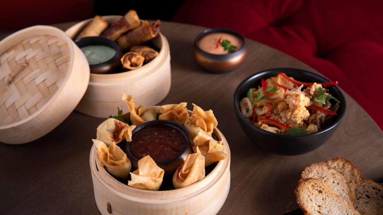 Hotel Indigo Dubai Downtown By Ihg Buitenkant foto A selection of starters at the restaurant